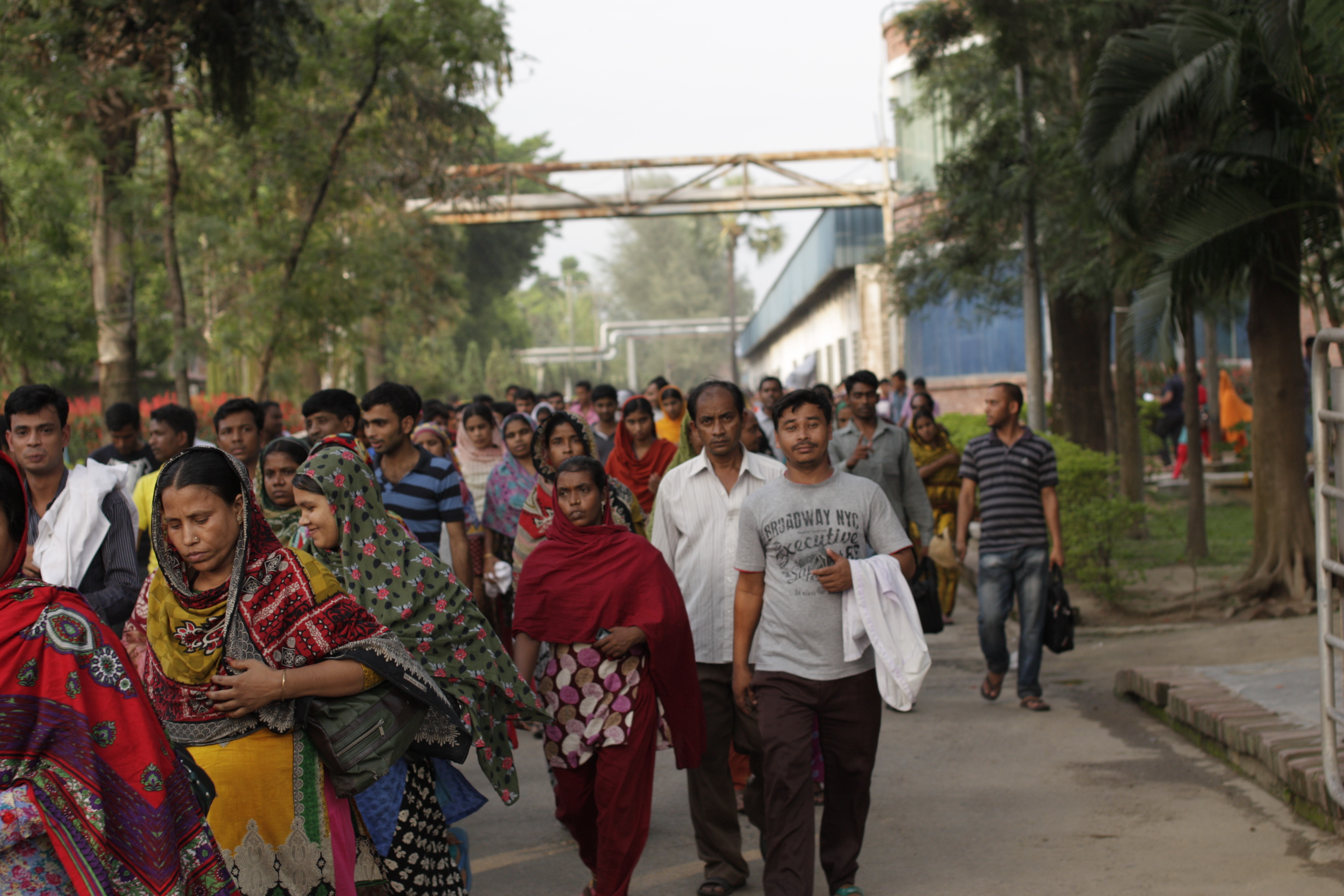 Bangladeshi vabrikust lahkuvad naised