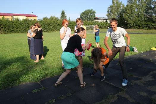 Osalejad mängimas keskkonnateemalist mängu spordiväljakul.